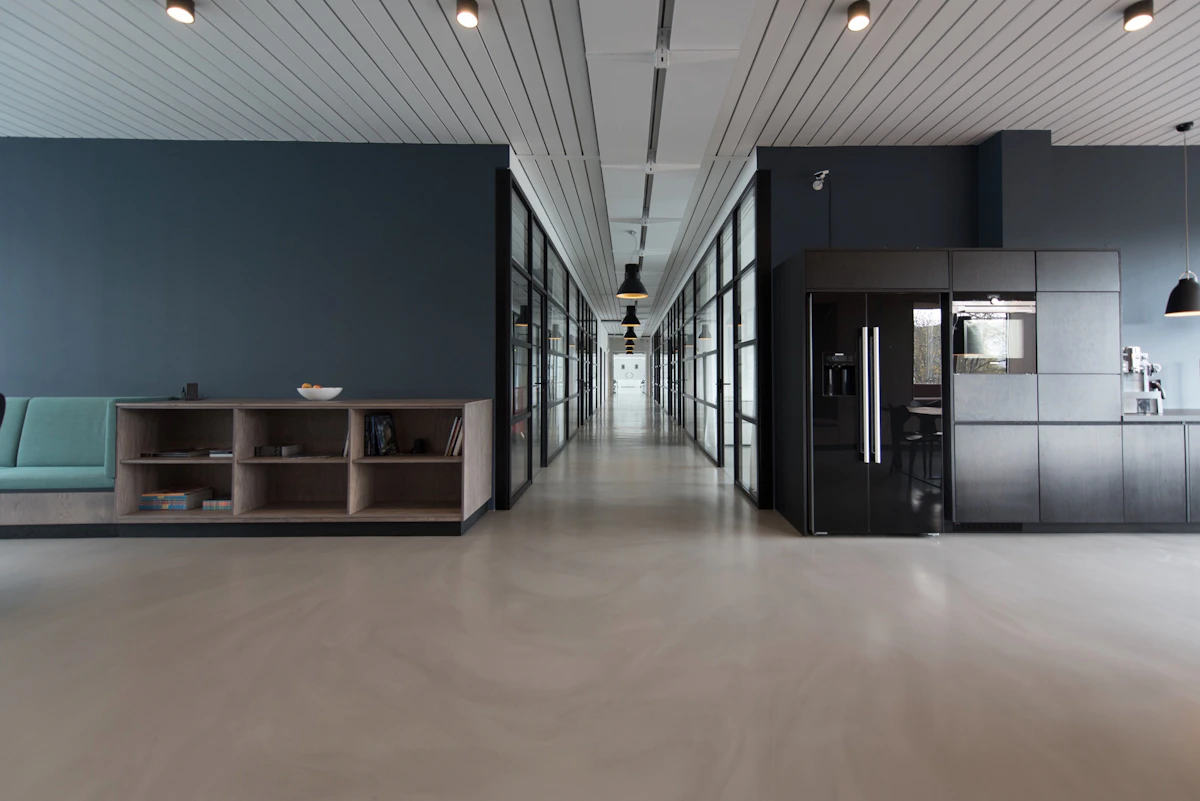 Escritorios flexibles en coworking con plantas y luz natural