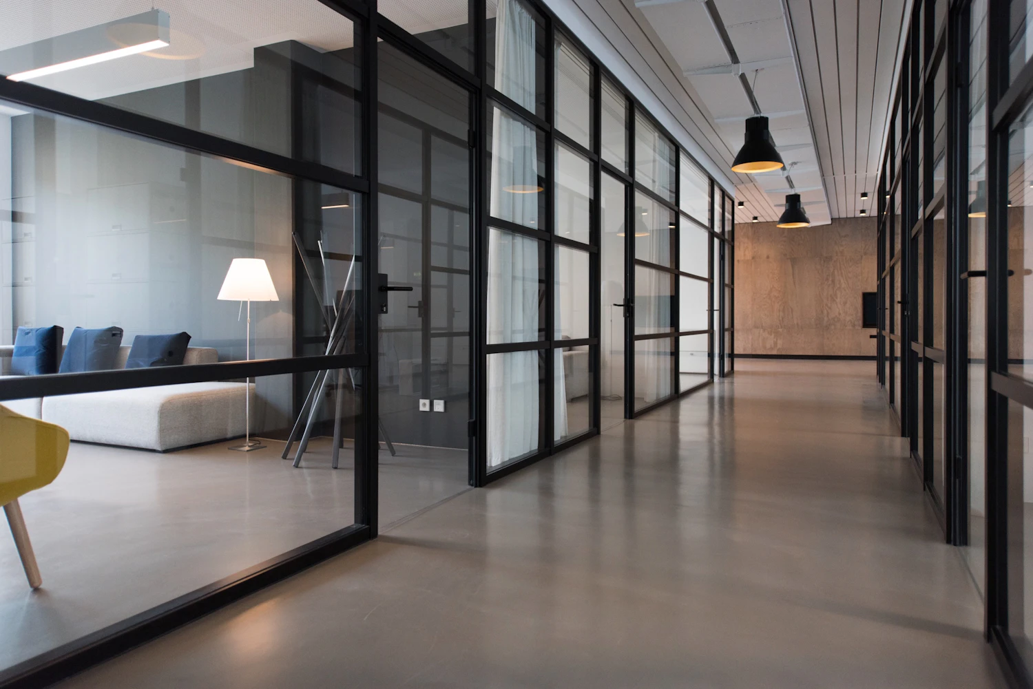 Espacio coworking moderno con escritorios compartidos y luz natural