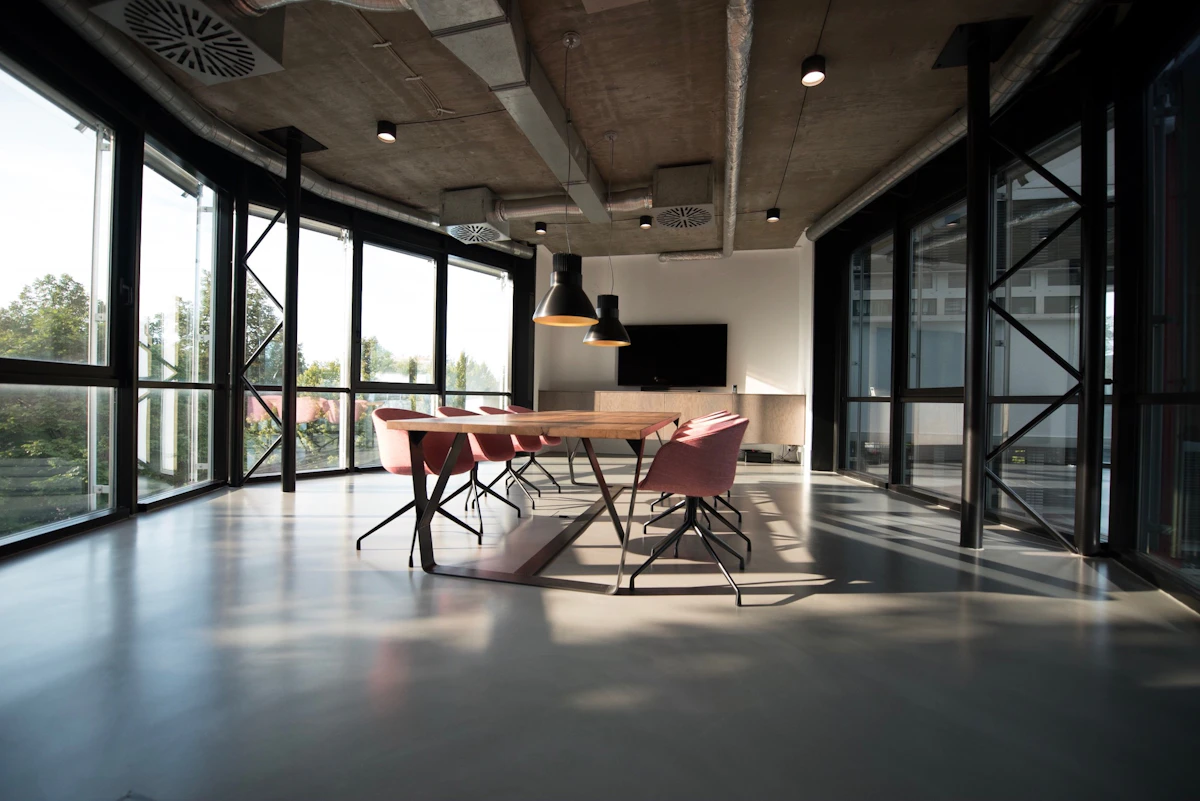 Sala de reuniones equipada con mesa amplia y pantalla