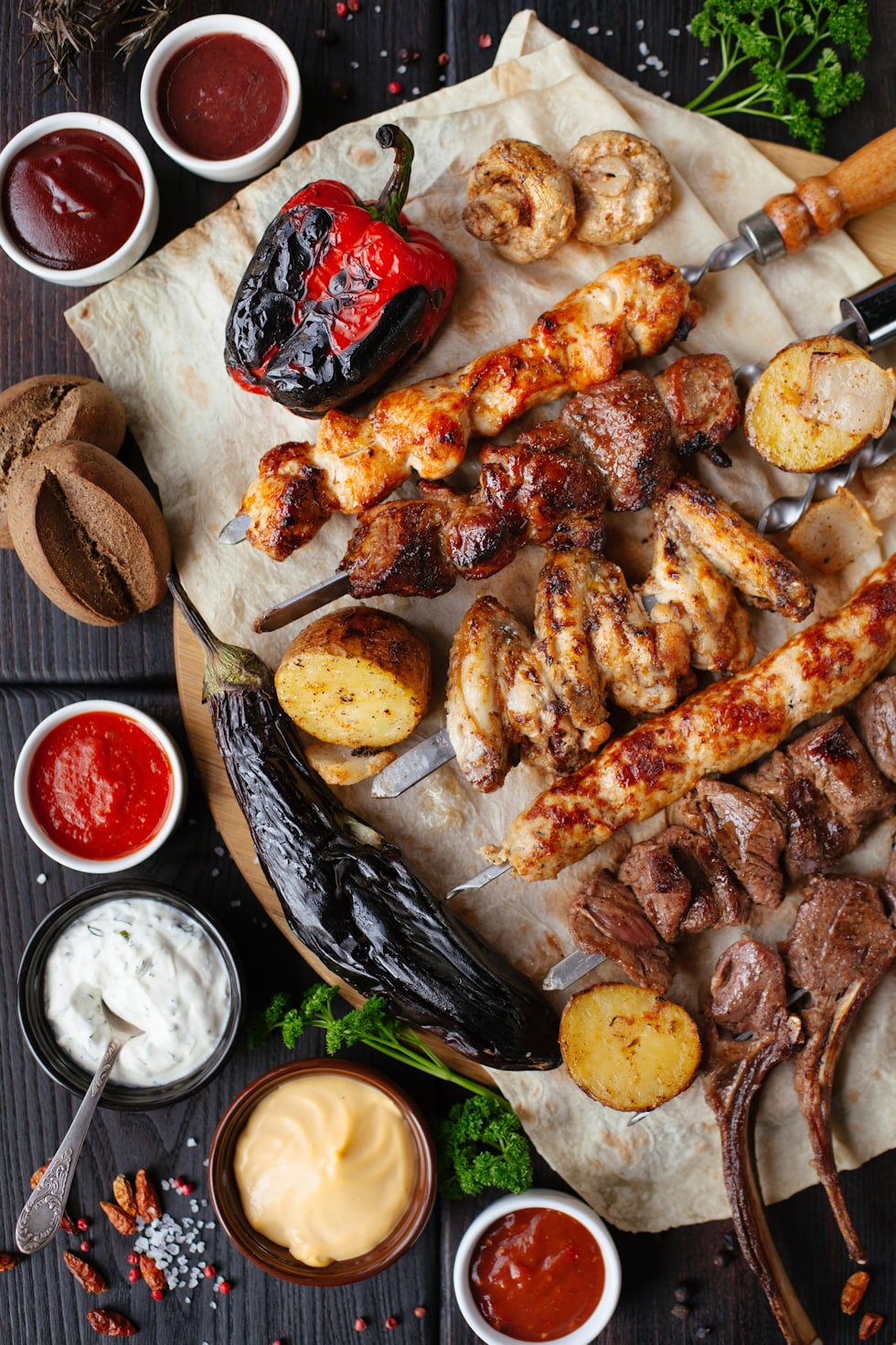 Mesa elegante con platos servidos en restaurante