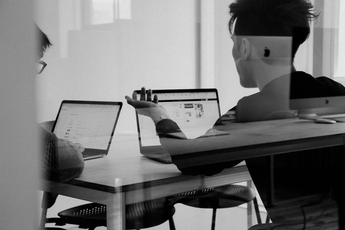 Equipo de trabajo colaborando alrededor de una plataforma SaaS